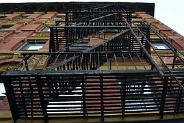 YANGIN MERDİVENLERİNİN BİNA İÇERİSİNDE NASIL KULLANILA BİLİR